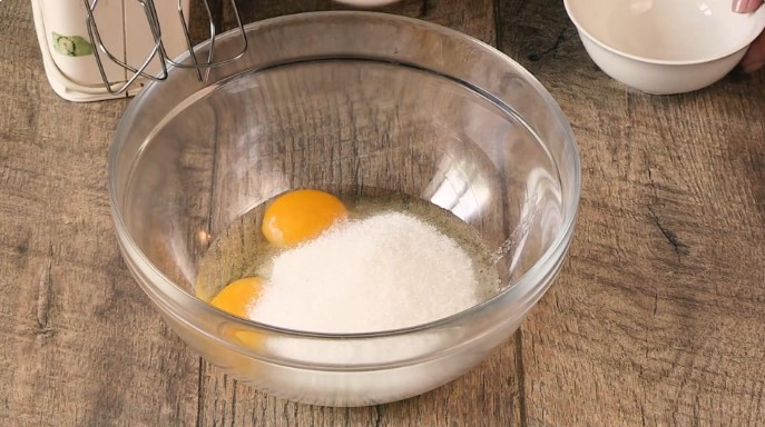 Шарлотка на йогурте с яблоками