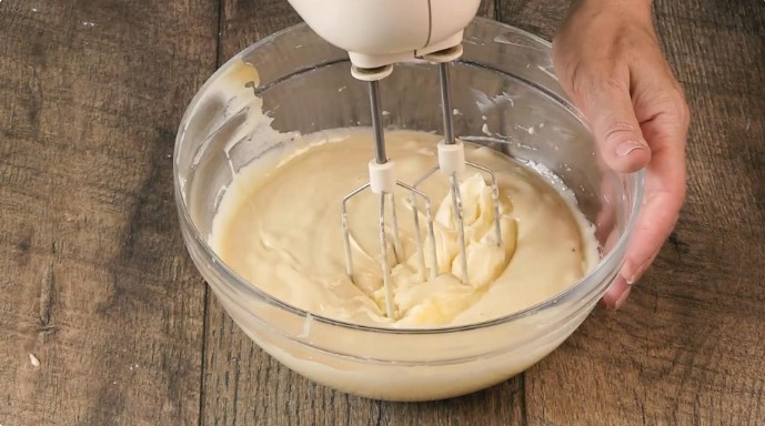 Шарлотка на йогурте с яблоками