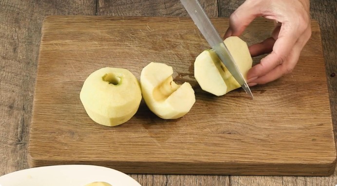 Шарлотка на йогурте с яблоками