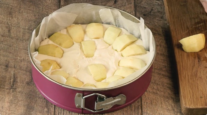 Шарлотка на йогурте с яблоками