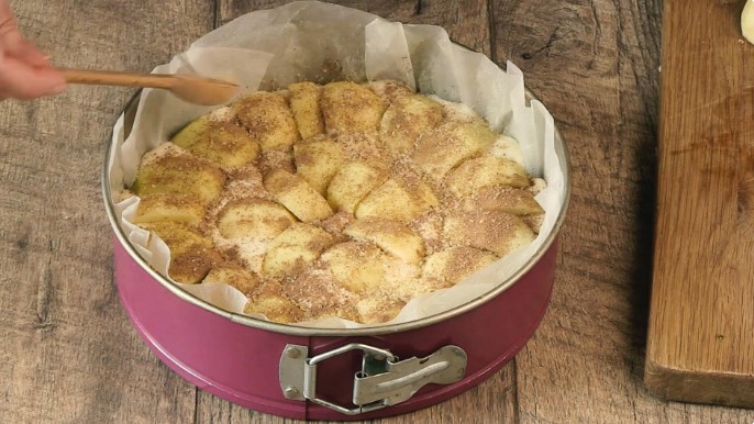 Шарлотка на йогурте с яблоками