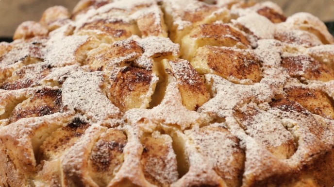 Шарлотка на йогурте с яблоками