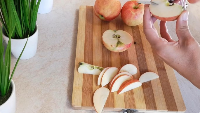 Шарлотка с какао и яблоками