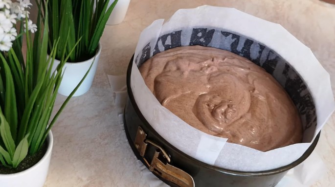 Шарлотка с какао и яблоками
