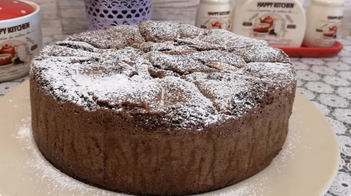 Шарлотка с какао и яблоками