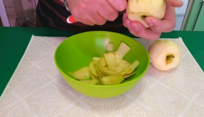 Шарлотка с яблоками в аэрогриле