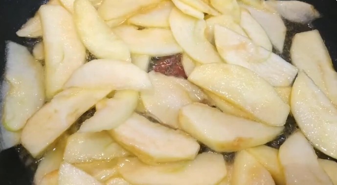 Шарлотка с яблоками в аэрогриле