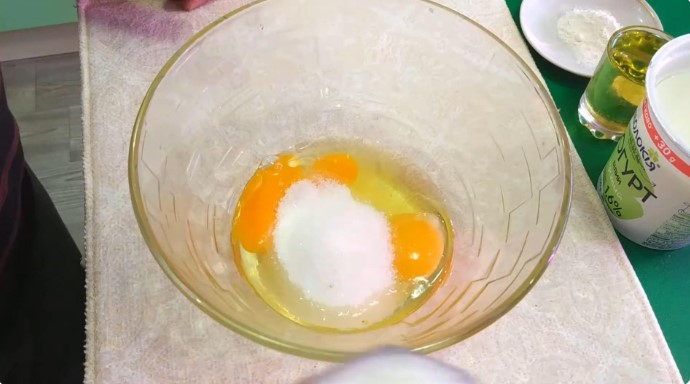 Шарлотка с яблоками в аэрогриле