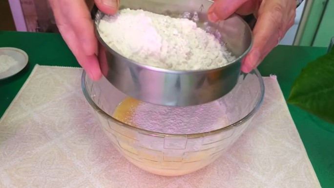 Шарлотка с яблоками в аэрогриле