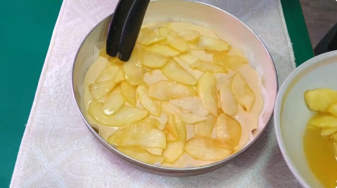 Шарлотка с яблоками в аэрогриле