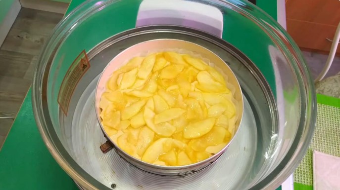 Шарлотка с яблоками в аэрогриле