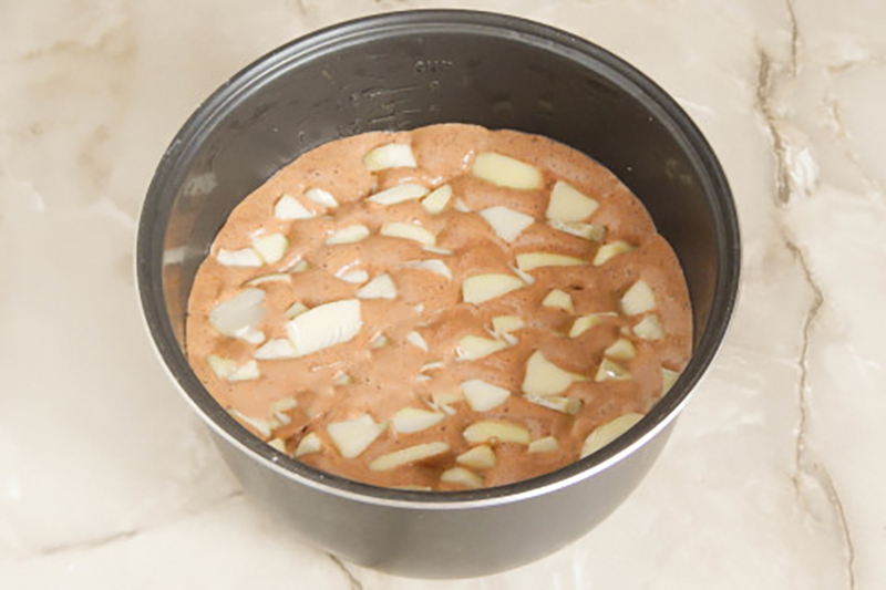 Шоколадная шарлотка с яблоками