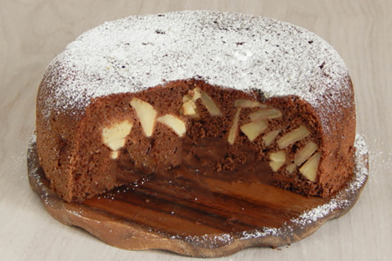 Шоколадная шарлотка с яблоками