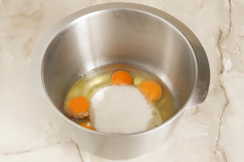 Шоколадная шарлотка с яблоками