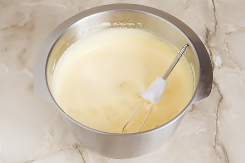 Шоколадная шарлотка с яблоками