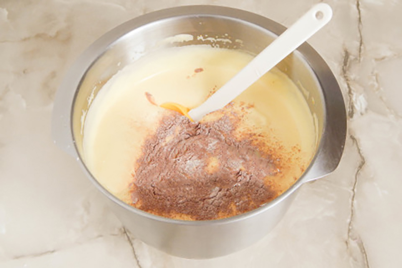 Шоколадная шарлотка с яблоками