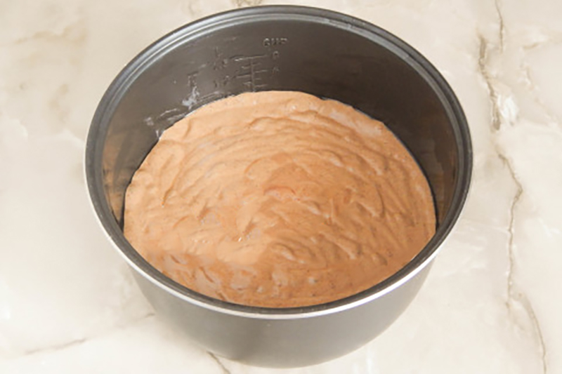 Шоколадная шарлотка с яблоками