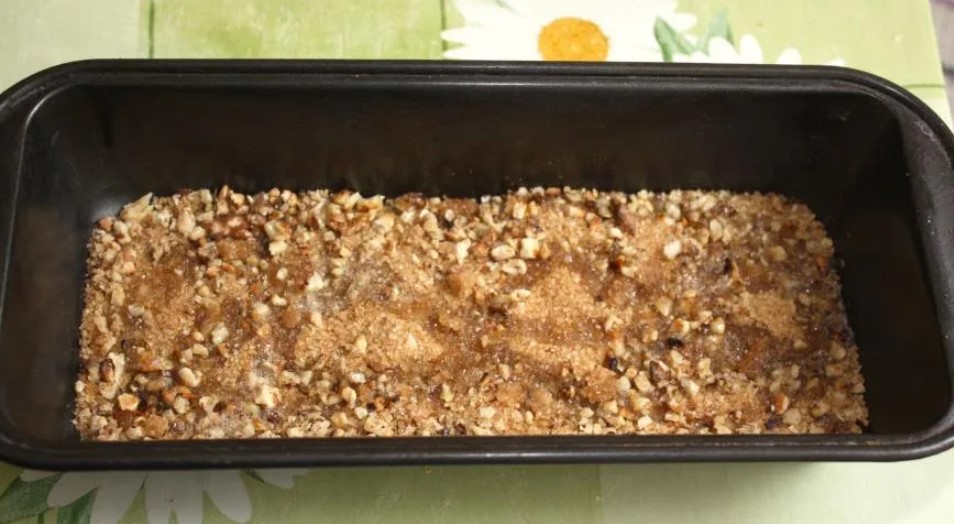 Пышная шарлотка с яблоками и орехами в духовке