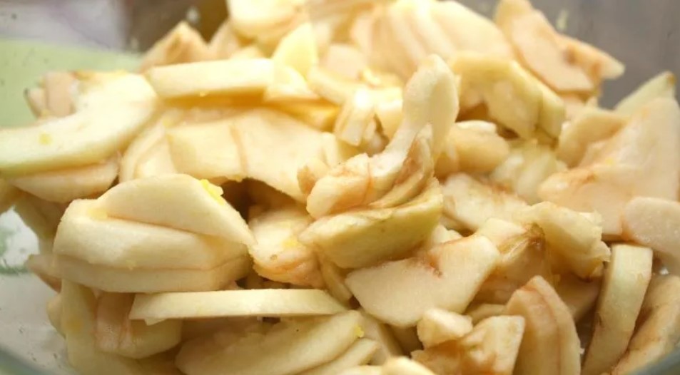 Пышная шарлотка с яблоками и орехами в духовке