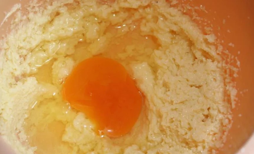 Пышная шарлотка с яблоками и орехами в духовке