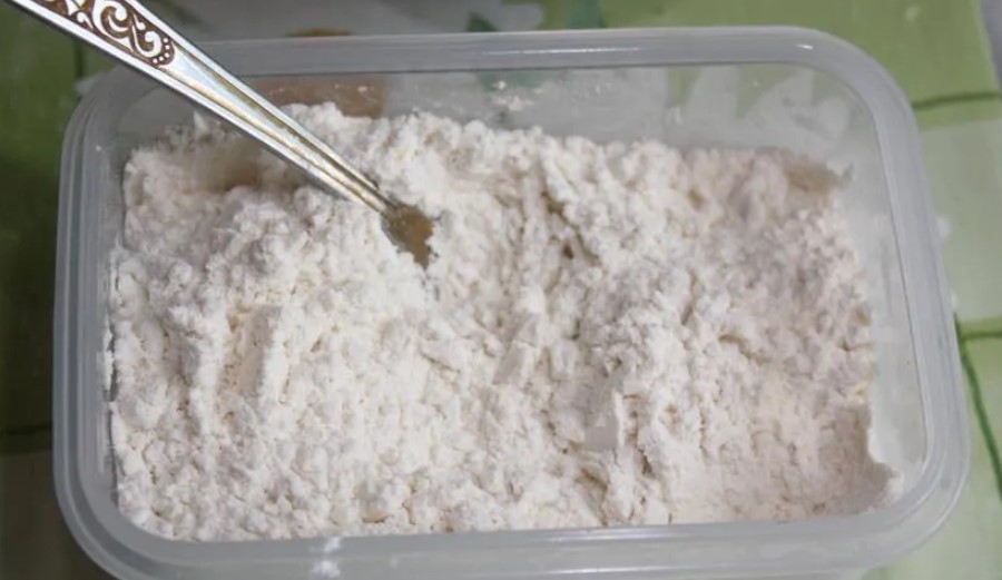 Пышная шарлотка с яблоками и орехами в духовке
