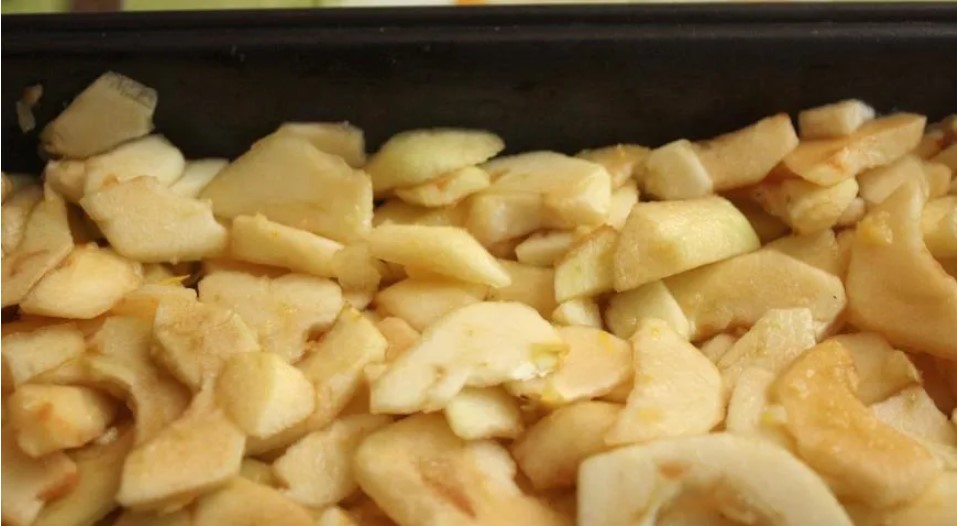 Пышная шарлотка с яблоками и орехами в духовке
