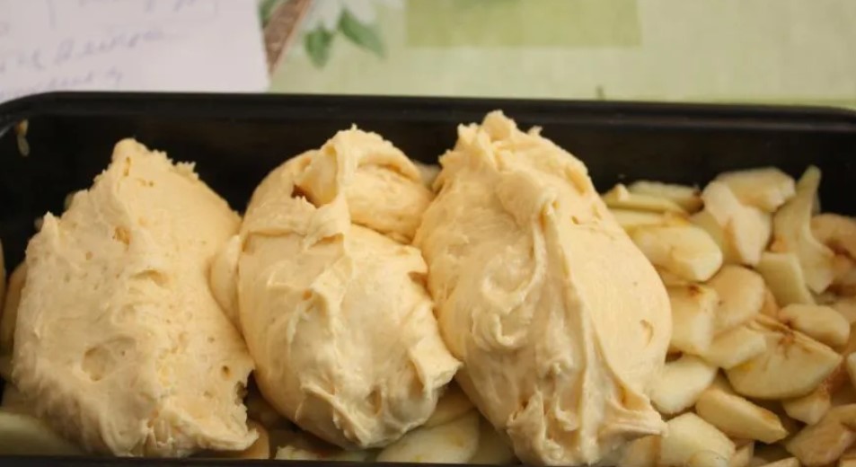Пышная шарлотка с яблоками и орехами в духовке