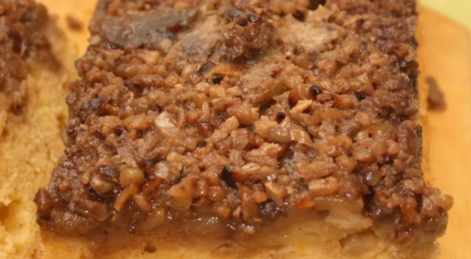 Пышная шарлотка с яблоками и орехами в духовке