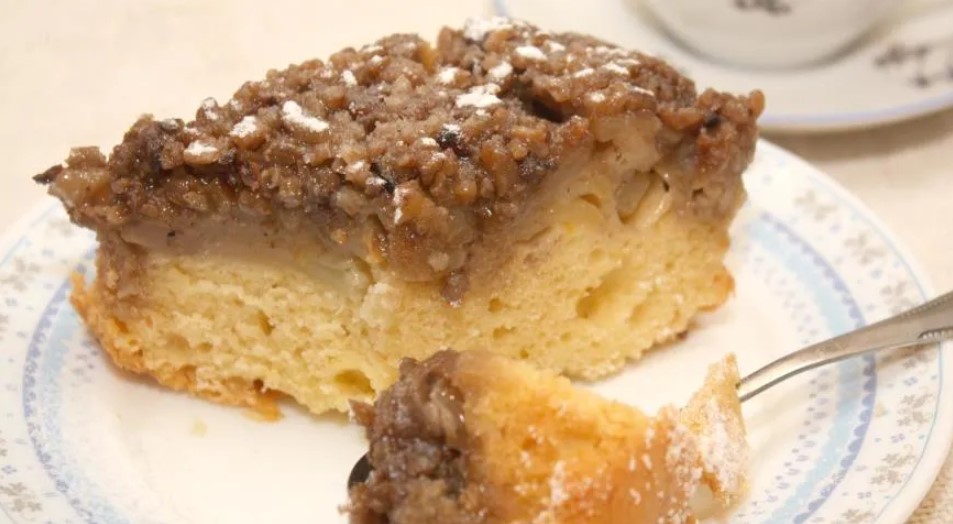 Пышная шарлотка с яблоками и орехами в духовке