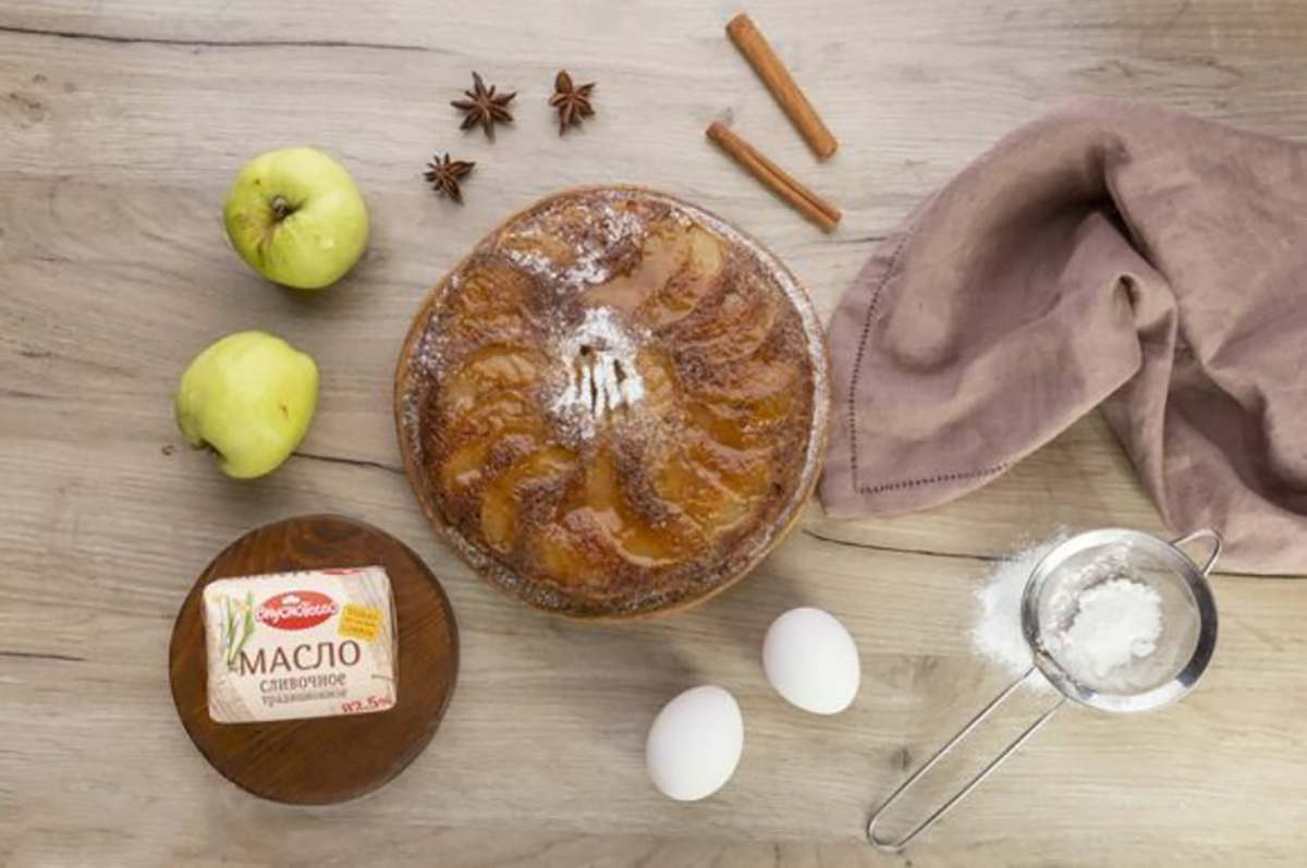 Шарлотка с яблоками и сливочным маслом