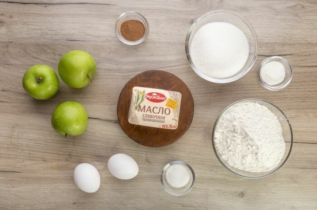 Шарлотка с яблоками и сливочным маслом