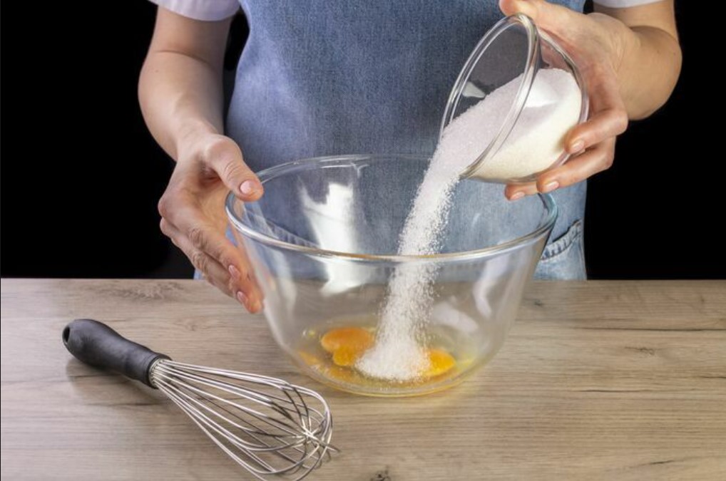 Шарлотка с яблоками и сливочным маслом