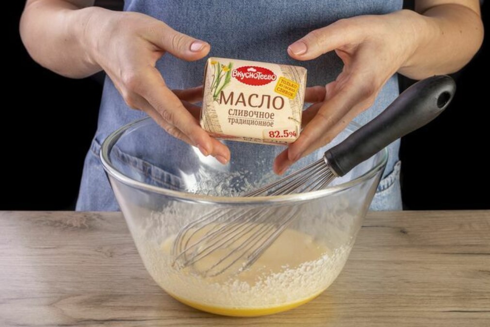 Шарлотка с яблоками и сливочным маслом
