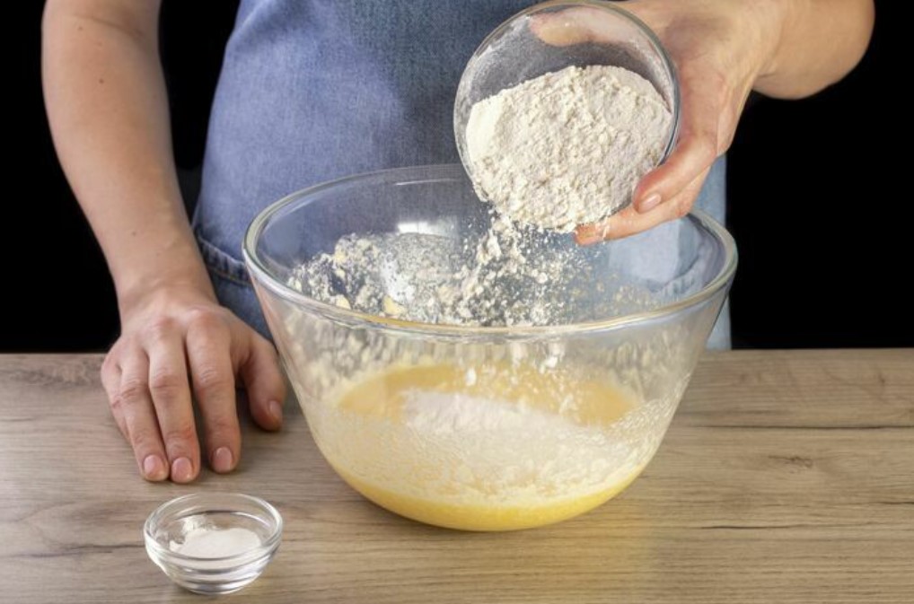 Шарлотка с яблоками и сливочным маслом
