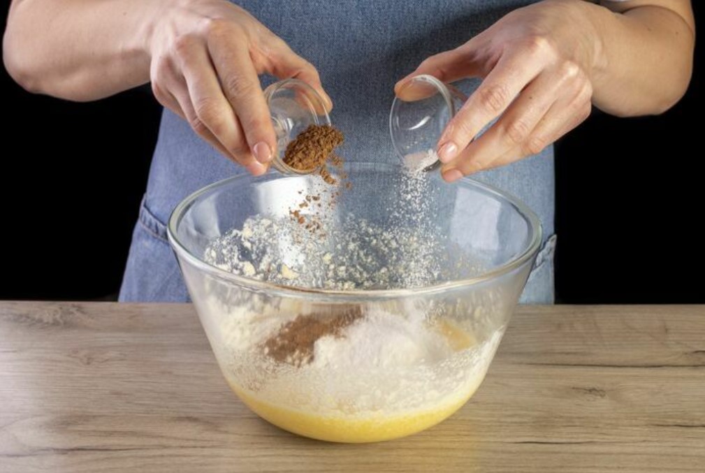 Шарлотка с яблоками и сливочным маслом