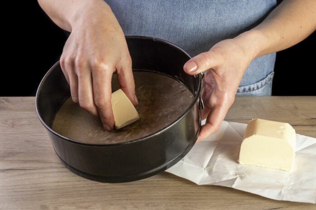 Шарлотка с яблоками и сливочным маслом