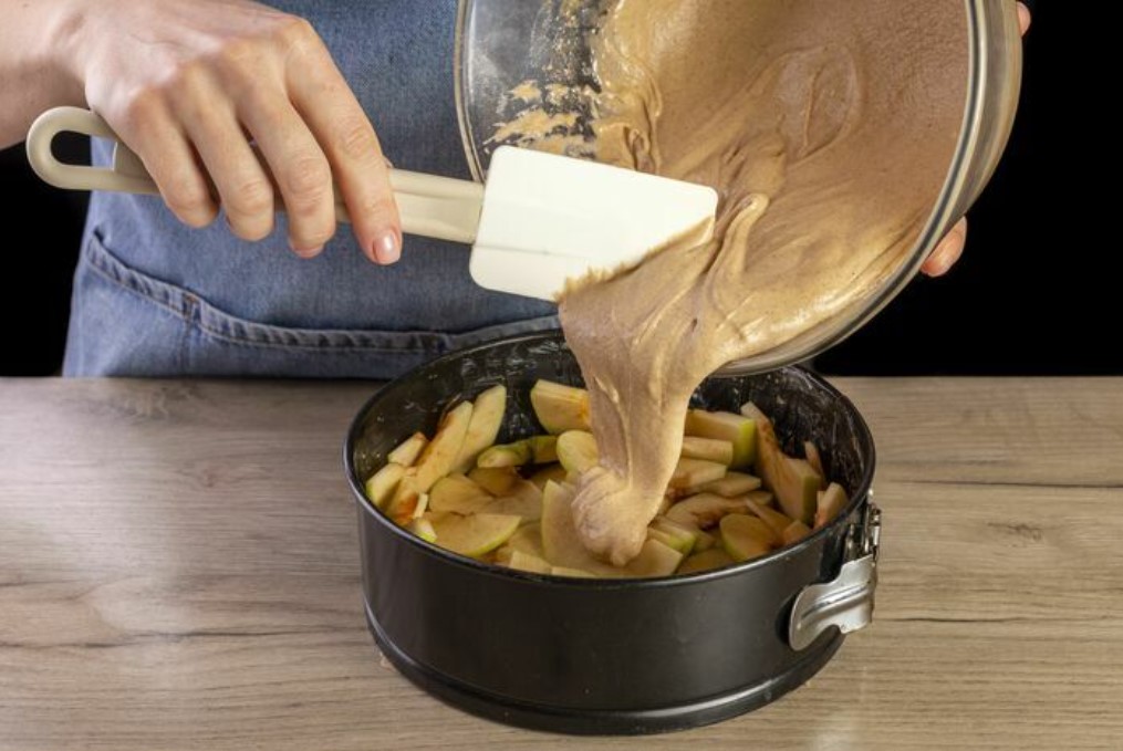 Шарлотка с яблоками и сливочным маслом