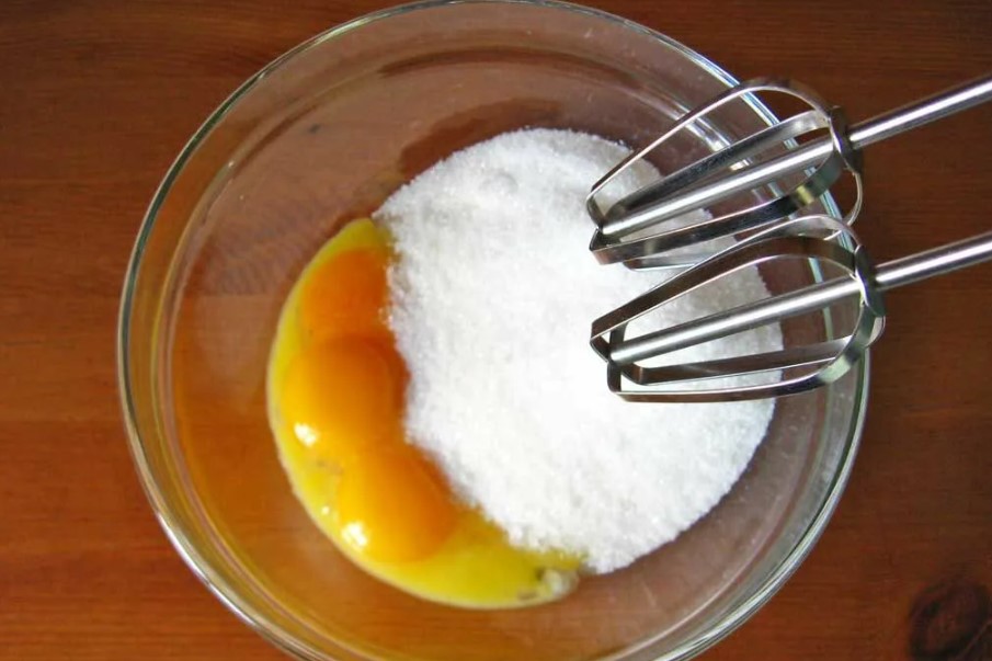 Шарлотка с яблоками в мультиварке Редмонд