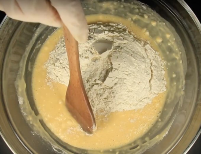 Шарлотка с яблоками в мультиварке Редмонд