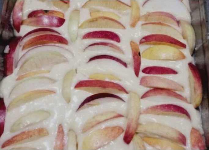 Шарлотка с яблоками в мультиварке Редмонд