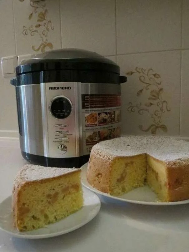 Шарлотка с яблоками в мультиварке Редмонд