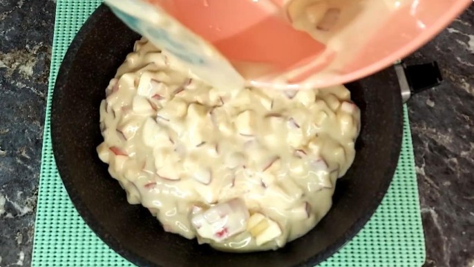 Ленивая шарлотка с яблоками