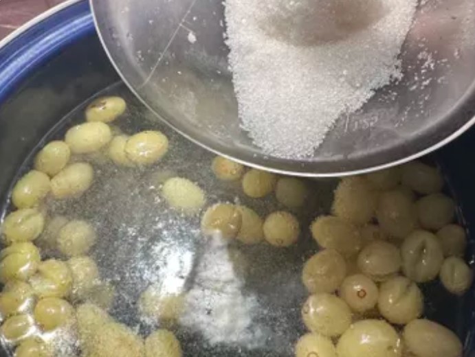 Компот из винограда в кастрюле на каждый день