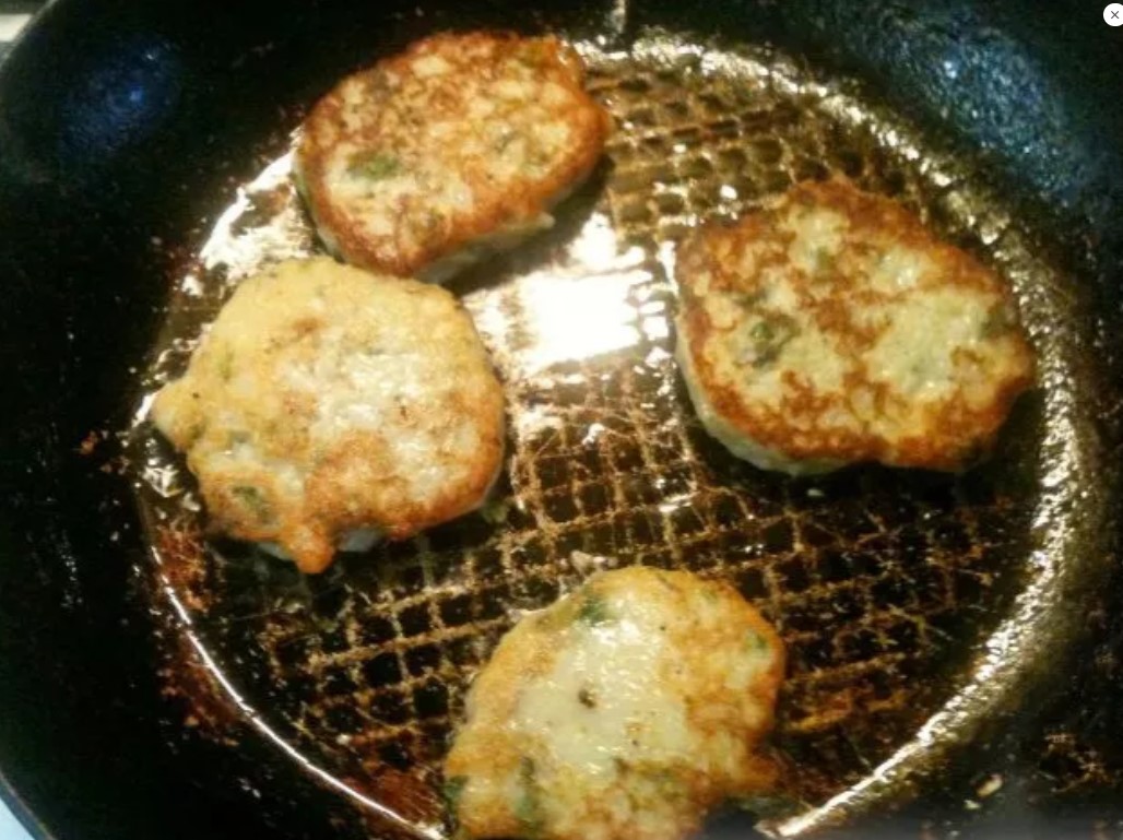 Пышные оладьи из кабачков и картофеля на сковороде