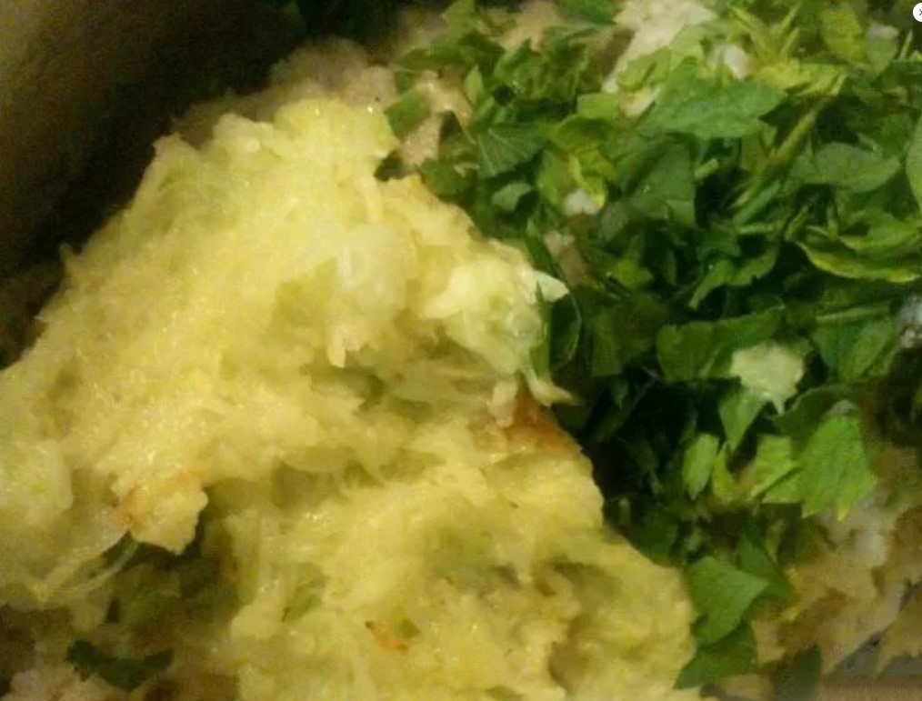Пышные оладьи из кабачков и картофеля на сковороде