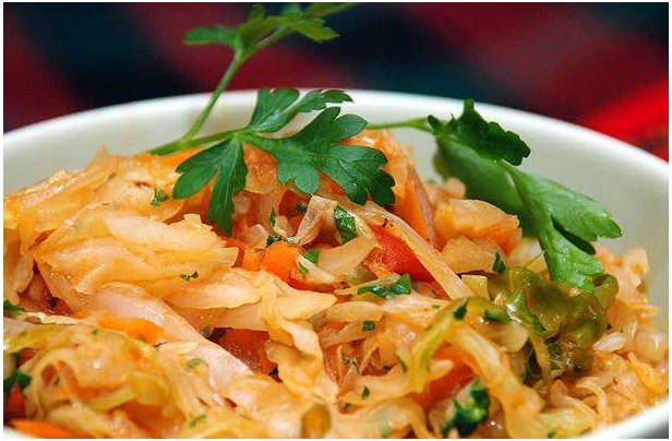 Вкусная тушеная капуста без мяса на сковороде