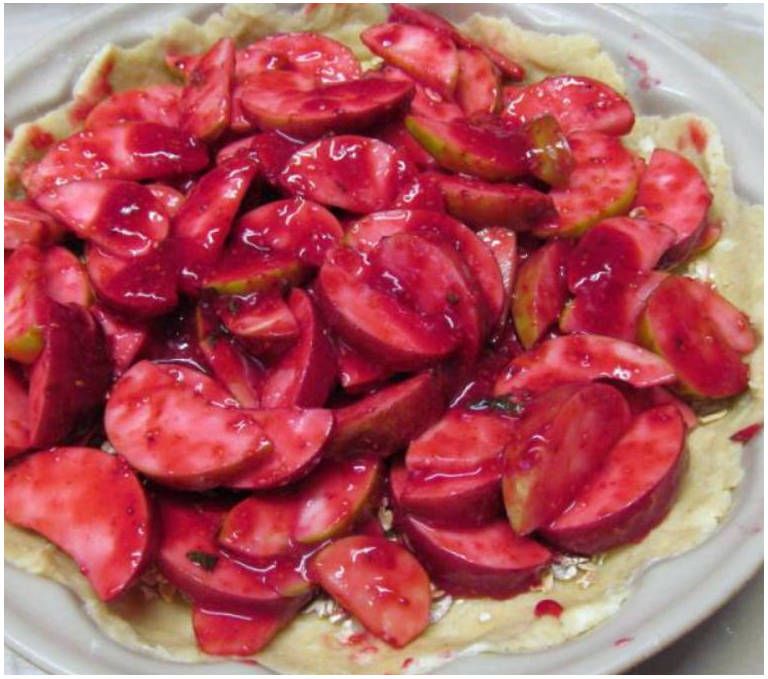 Пирог с яблоками и малиной