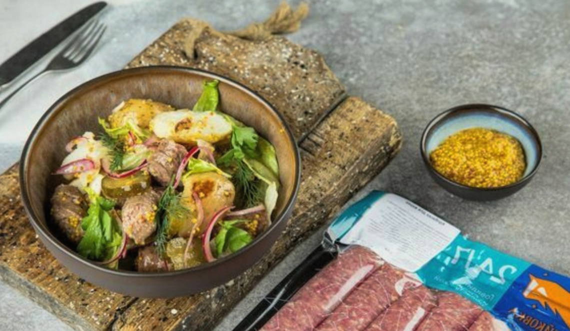 Баварский салат с колбасками, огурцами и картофелем