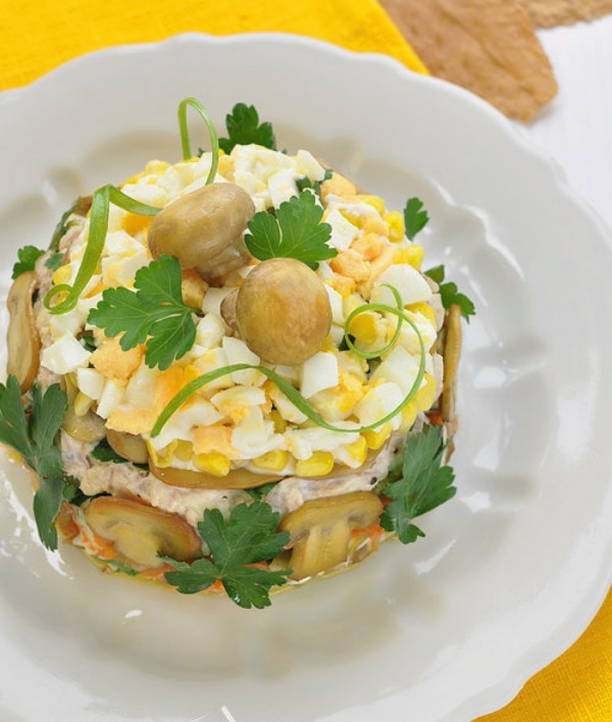 Английский салат с курицей, грибами и солеными огурцами