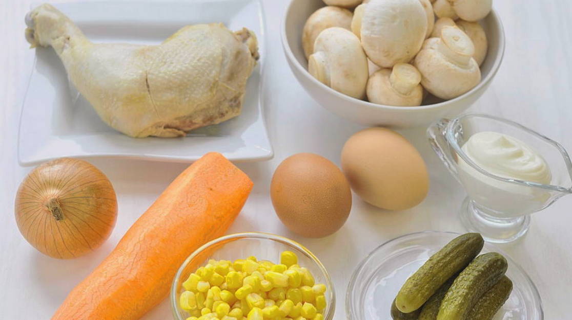 Английский салат с курицей, грибами и солеными огурцами